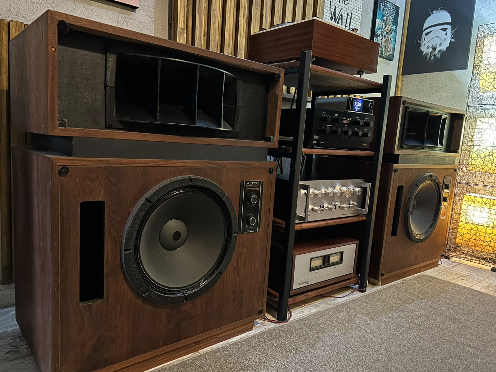 Sistema de audio Altec vintage con amplificación y bocinas de madera