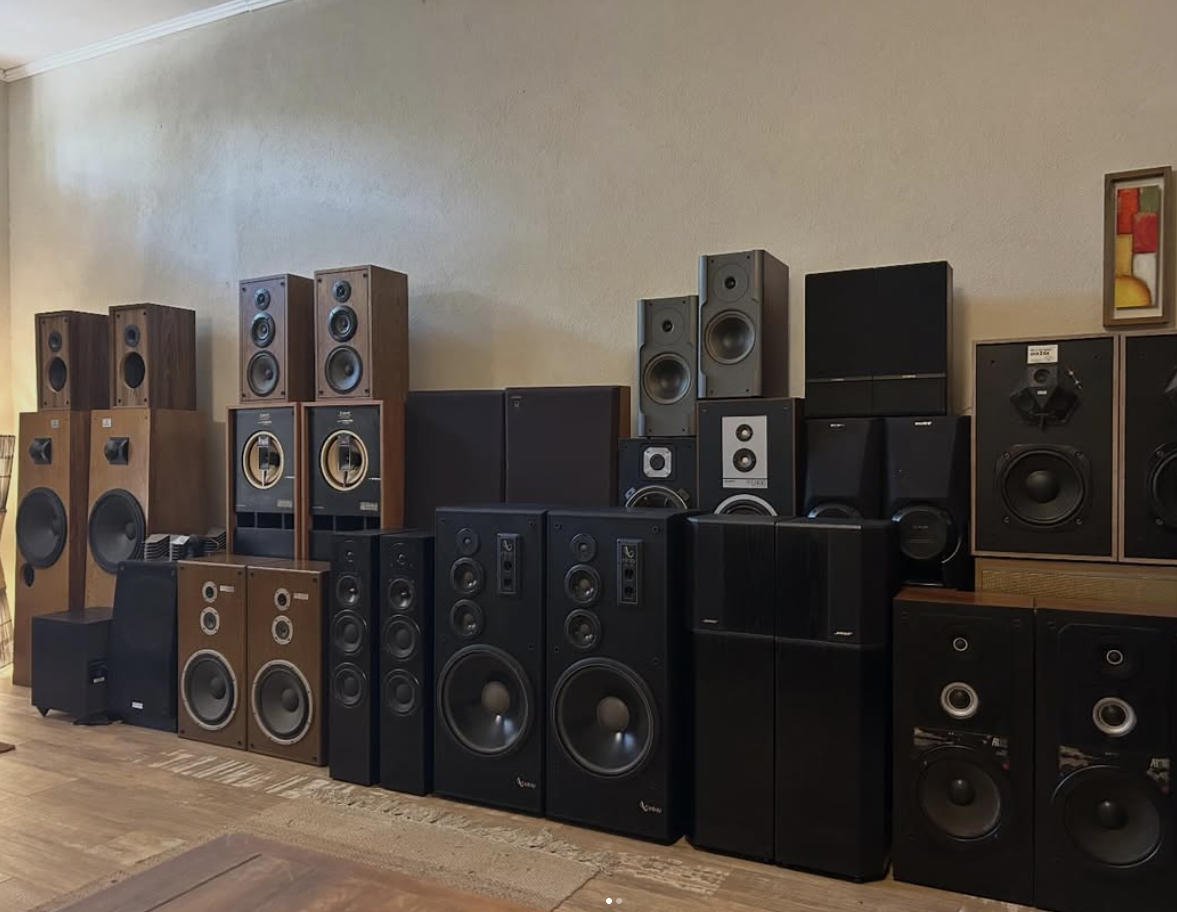Colección de bocinas vintage de distintas marcas alineadas en la sala del taller