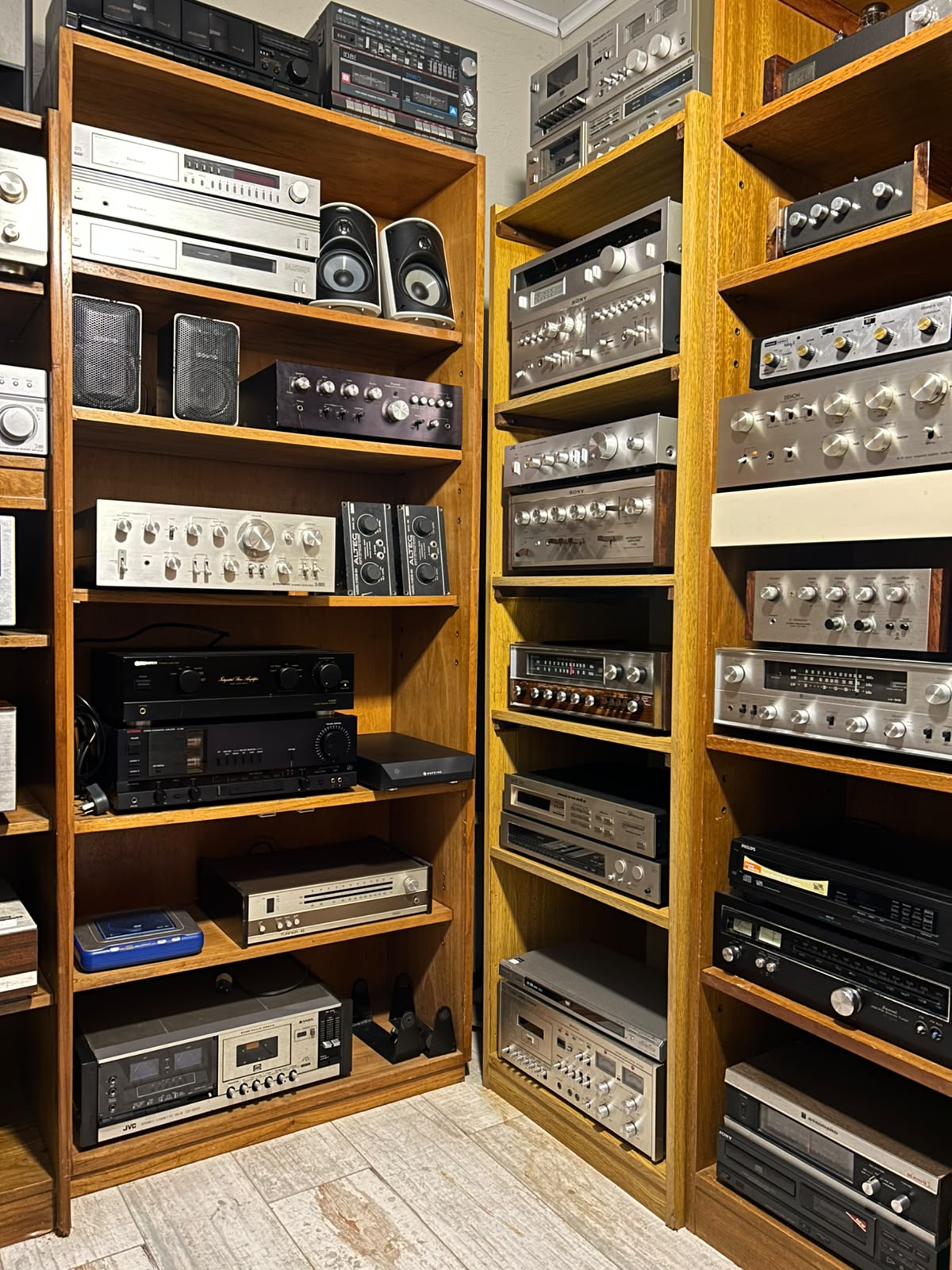 Estanterías con equipos de audio vintage en exhibición