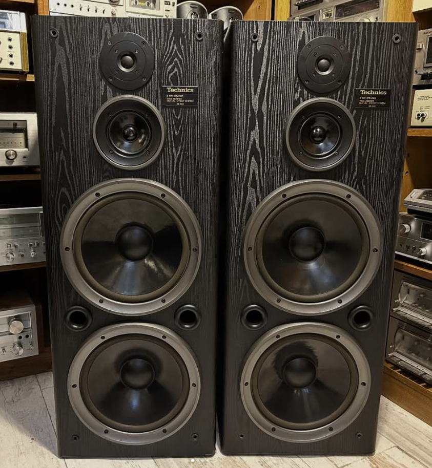 Par de torres Technics de tres vías con acabado en madera negra